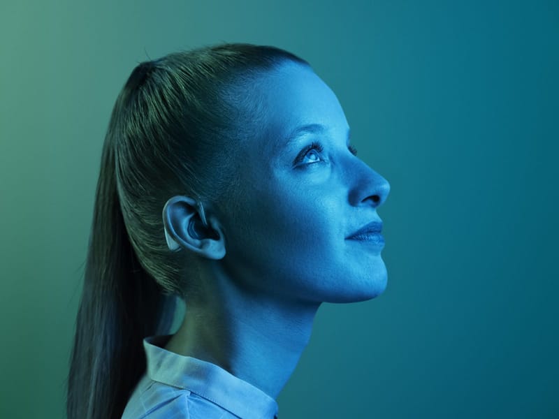 Más discretos y recargables: las nuevas necesidades de las personas con pérdida auditiva al escoger sus audífonos