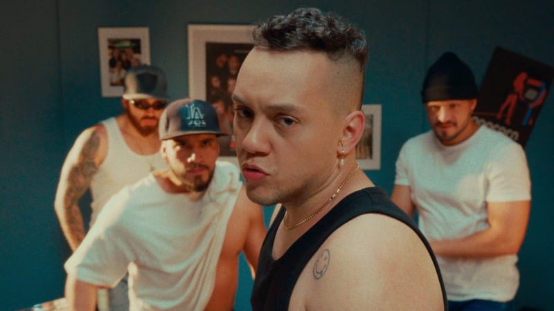 John Arango estrena 'Impersonal', una catarsis que cuestiona las normas sobre identidad, belleza y orientación sexual