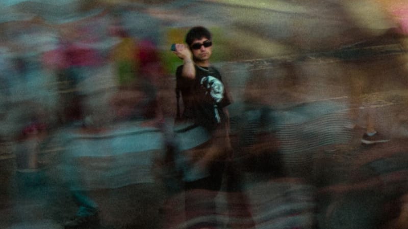 Sad-rock y catarsis: molié enfrenta el vértigo capitalino en su nuevo adelanto