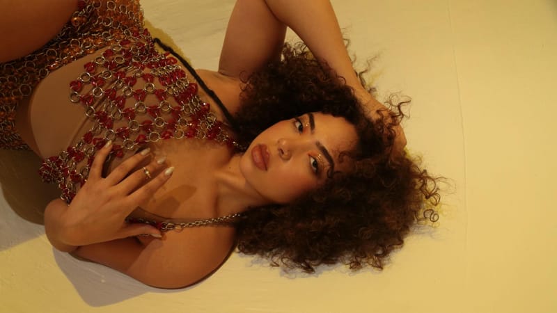 Paola Guanche Lanza Emotivo Homenaje a Celia Cruz con su Nuevo sencillo "Dueña del Universo"