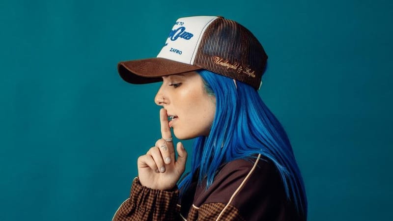 Iza M estrena “Playita”, el himno refrescante del verano