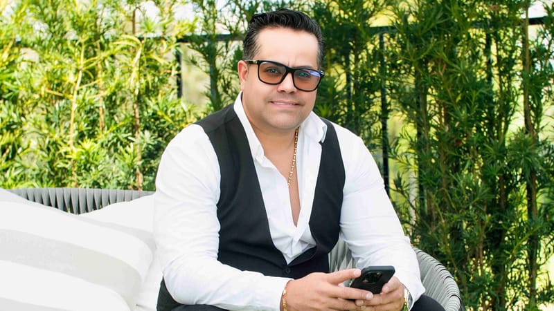 Miguel Petit debuta como autor con “Entre acordes y estrategias”