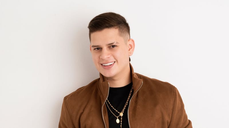 El artista Pedro Carvajal lanza el tema 'Decídete' junto a la leyenda del acordeón Rolando Ochoa