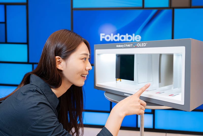 El panel OLED plegable de Samsung Display demuestra una durabilidad excepcional con una prueba de 500,000 veces