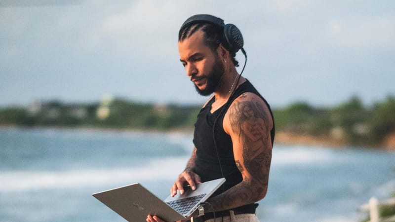 Gangsta: El productor que está liderando la revolución del dancehall y el afro en Latinoamérica