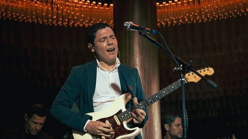 El cantante panameño Daniel Tapia revive un clásico del vallenato 'Ojos verdes' con un toque pop