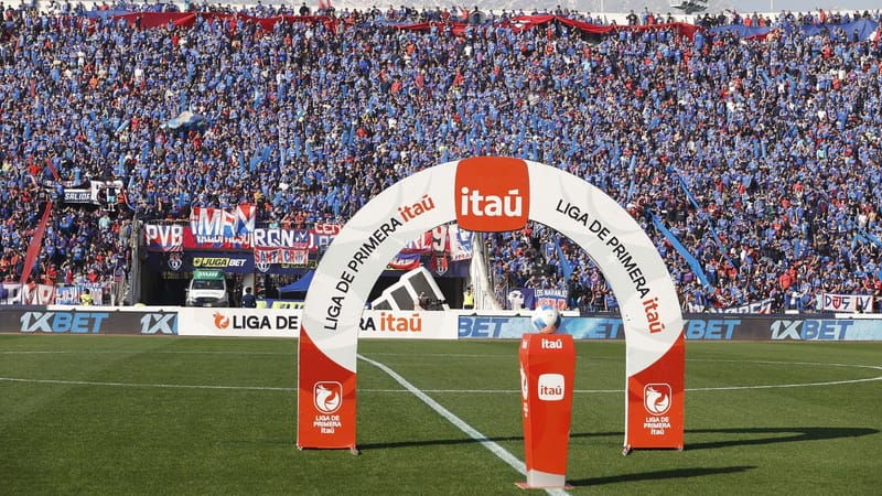 Agosto mes de clásicos: Colo-Colo recibe a Universidad Católica en duelo de necesitados