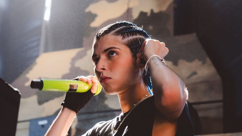 Iza M enciende el Baja Beach con su presentación musical y la producción la reconoce como una promesa del género