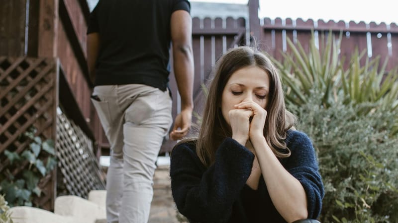 El fuego cálido y la sombra helada: la paradoja sensorial del amor y el temor
