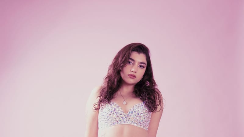 Sofía Becerra lanza "Vuelo Sin Fin", su EP debut con invitados de lujo: Rulo e Ignacio Redard