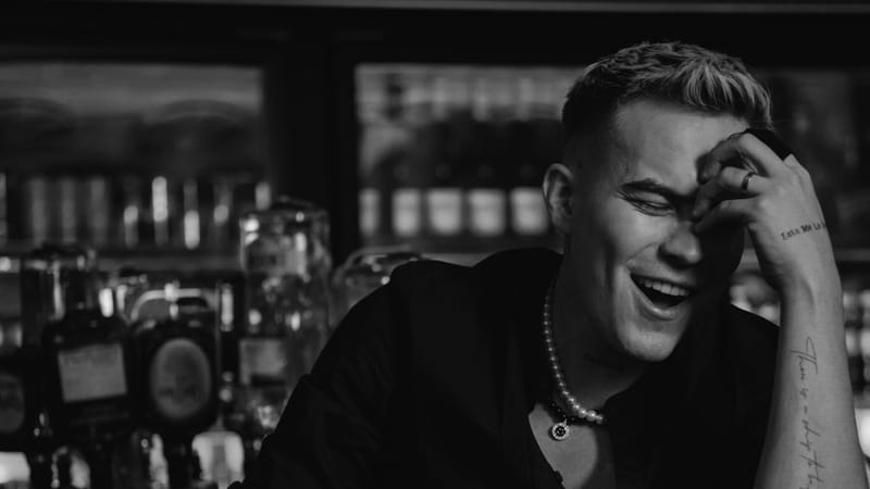 Zandú lanza “No Te Enamores”, un bolero contemporáneo que pone la verdad sobre la mesa