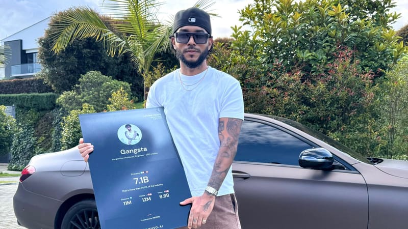 Gangsta celebra reconocimiento histórico con placa de 7.1 billones de reproducciones globales
