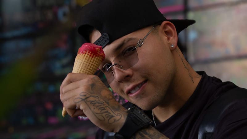 Junior Robles estrena “Serenatica”, un reguetón íntimo inspirado en su historia de amor