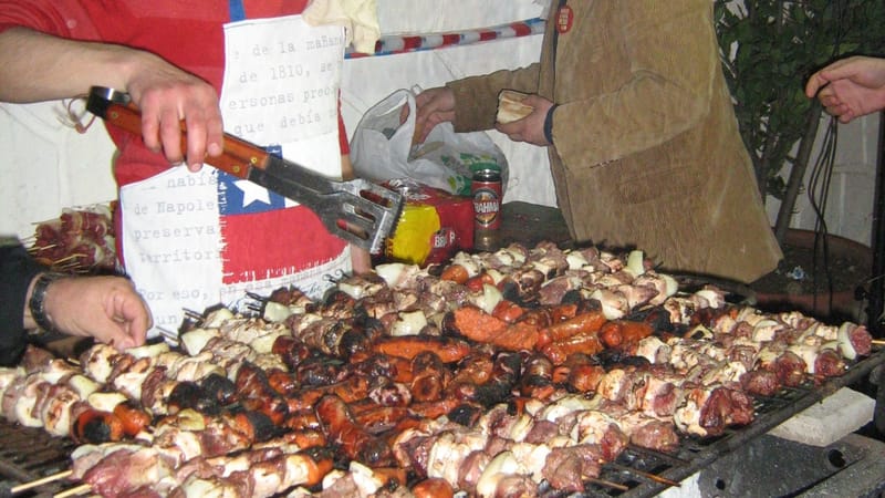 Que el ruido no te arruine la fiesta: experto entrega consejos para cuidar la audición y celebrar de manera segura este 18