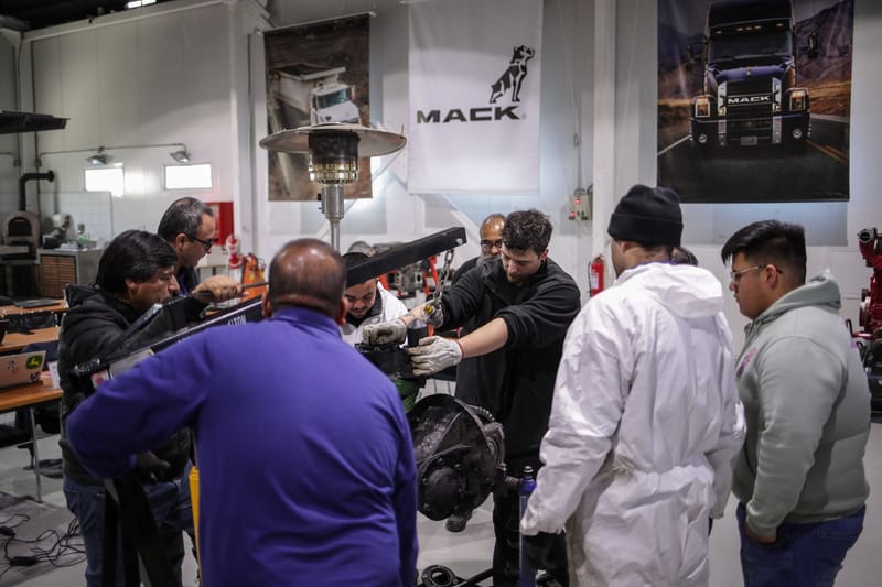 Mack International certificó a técnicos de Salfa en “maestros élite”