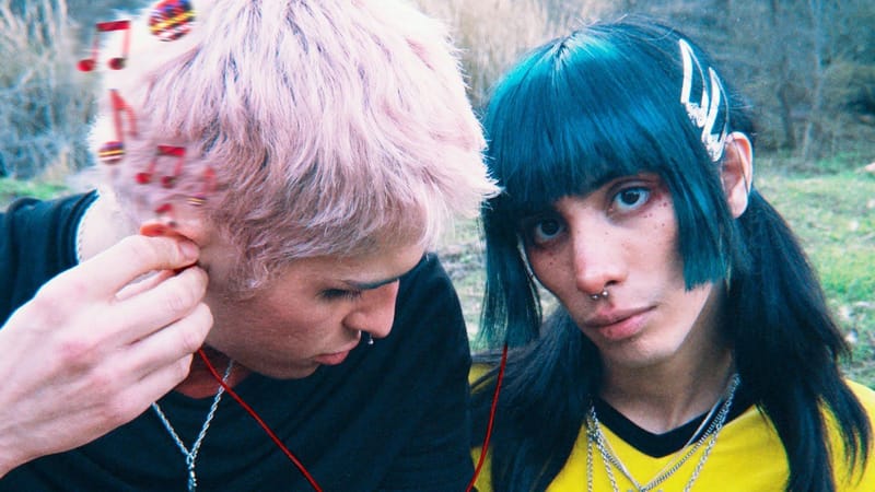 Lolito Sinclair transforma la nostalgia de una amistad perdida en “te kiero 4ever”