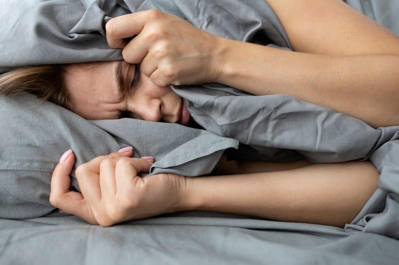 Dormir con ansiedad: por qué muchos jóvenes no logran descansar y cómo revertirlo