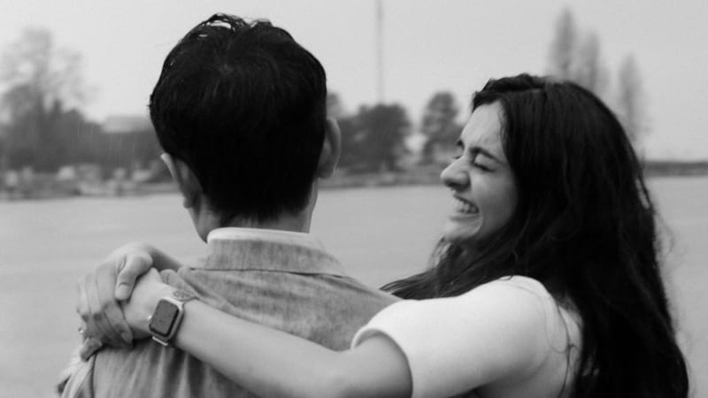 El lenguaje silencioso: Una sonrisa en pleno beso