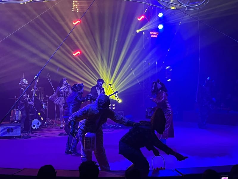 Luces Tenebrosas y Gritos Contenidos: La Inmersión Aterradora del Circo del Terror en Santiago
