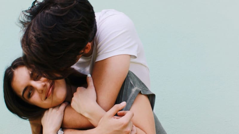 El anclaje silencioso: el significado del abrazo por la espalda en la construcción de una relación