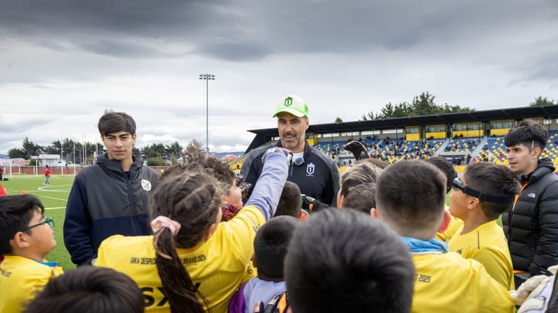 Claudio Bravo realizará entrenamiento deportivo para futuros arqueros en Concepción como parte de su gira de despedida