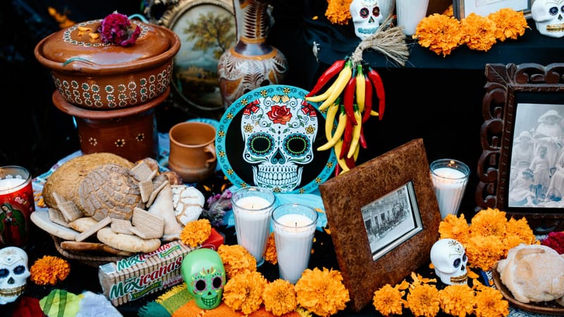 Del hueso a la miga: Guía paso a paso para hornear tu propio Pan de Muerto