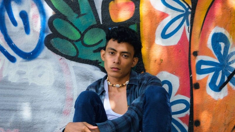 El artista gráfico y escritor Kender Alexzi lanza proyecto escrito e ilustrado por él, llamado "Latidos y Silencios"