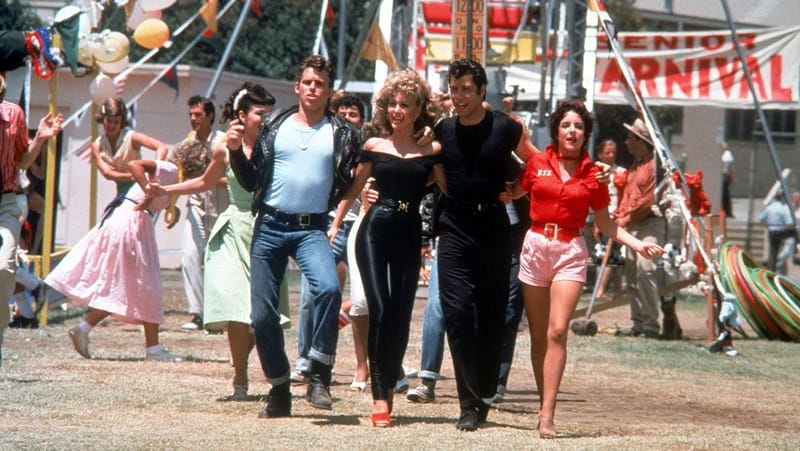 Grease (1978): La Nostalgia de un Sueño Adolescente y la Crítica del Conformismo Pop