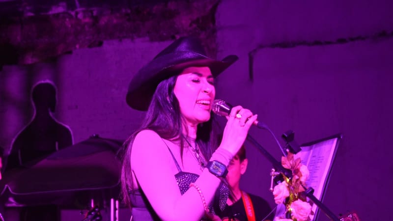 Sol Cuevas triunfa en su tierra junto a Insulini y los Espantasuegras