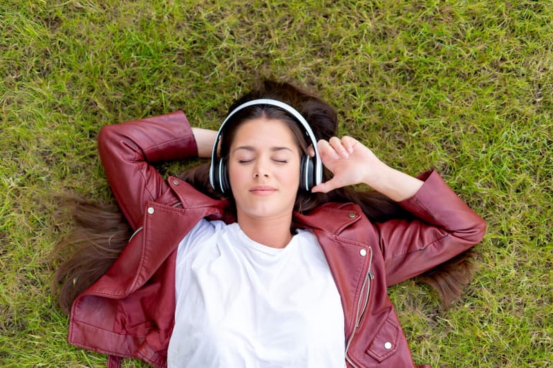 Estudio advierte que Generación Z tiene mayor riesgo de pérdida auditiva en el mundo