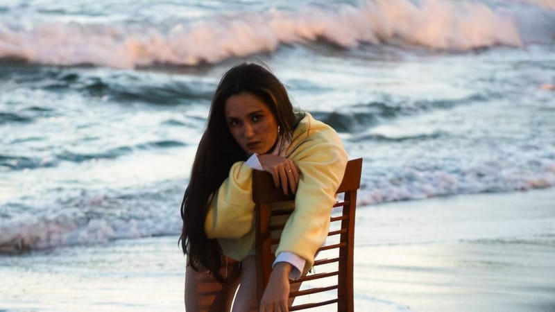 Caluu C. la artista española que cierra un exitoso año con “Qué Más”