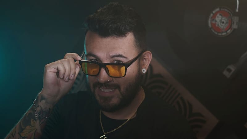 'Pa Qué?' de Checho Sasa: un EP cargado de sabor caribeño que celebra el amor y la vida