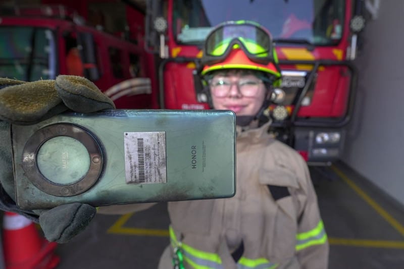 "Mi HONOR sobrevivió al fuego": bombera rescata su teléfono intacto tras combatir incendio forestal