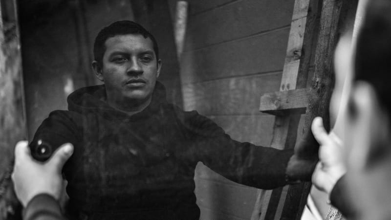 El eco del espejo roto: ¿Por qué tu valor no es negociable?