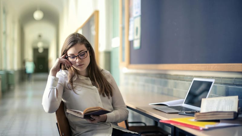 Refugios de papel y acordes: compañeros de ruta para cuando el alma necesita aire
