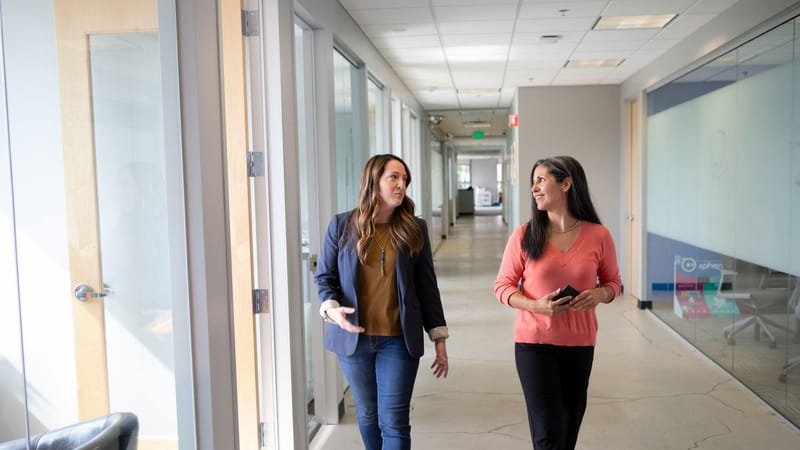 Trabajadores que cambian de trabajo logran aumento salarial casi tres veces mayor que quienes permanecen en su organización