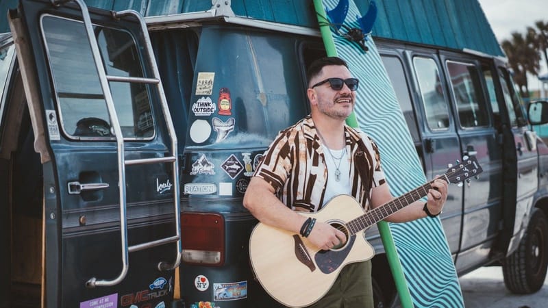 El cantautor colombiano Manu le canta al desamor y la nostalgia en 'Bolerito'