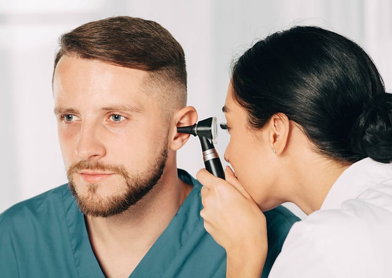 Se adelanta el cuidado auditivo: uso de audífonos en Chile ahora parte a los 50 años