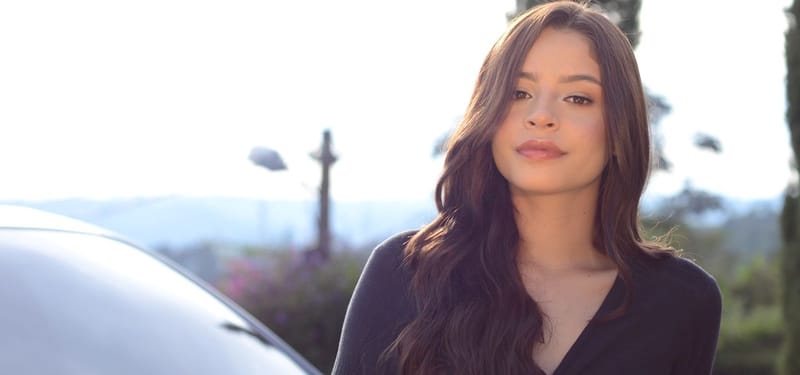 Lore Cardona anuncia “Qué Mal Me Pagas” en la antesala de los Premios Fénix