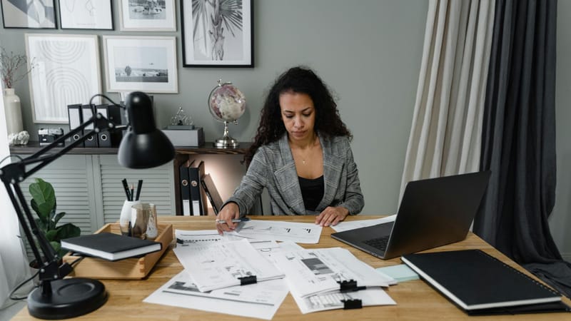 Mujeres lideran contrataciones en salud y retail, pero persisten brechas en energía y petróleo