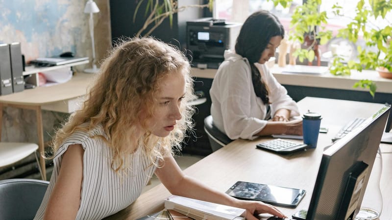 El empleado que teme equivocarse no crea, se protege y calla