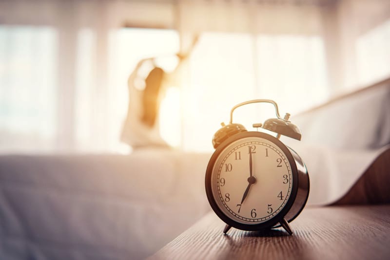 Cambio de hora en Chile reabre el debate científico por sus efectos en la salud