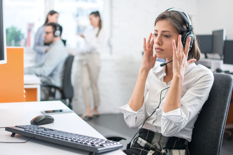 Ojo con el ruido en el trabajo: los sonidos de la oficina pueden estar impactando tu audición sin darte cuenta