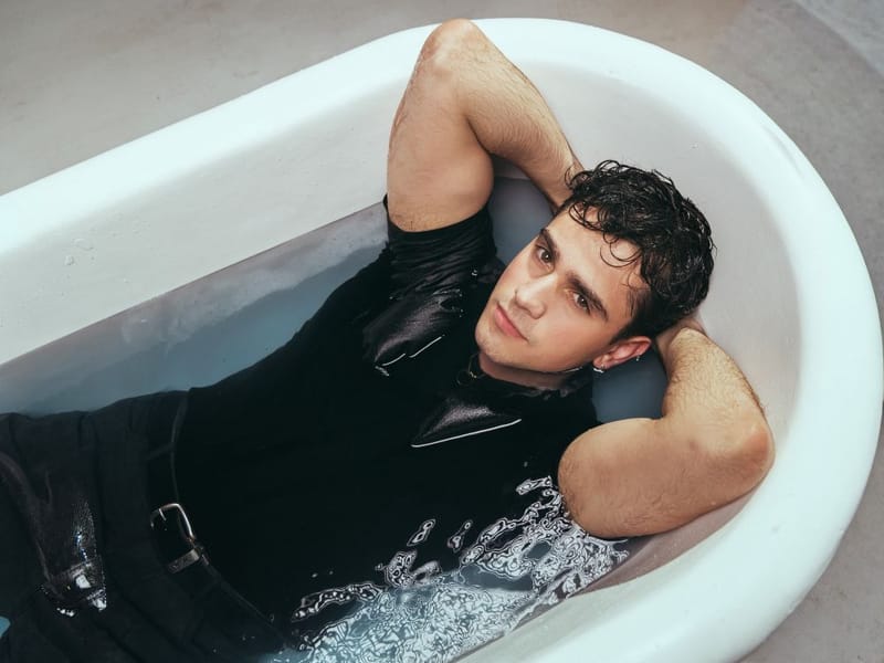 Nico Ruiz presenta “Error Intencional”: una confesión musical que transforma la vulnerabilidad en arte