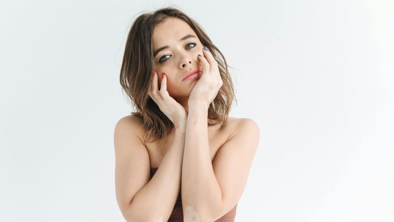 La era del anti-perfeccionismo: por qué la “belleza imperfecta” conecta más (y qué deben cambiar las marcas)