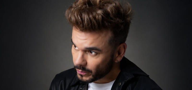 Luccas Rivera emociona con una versión íntima y moderna de “Vuela Paloma”