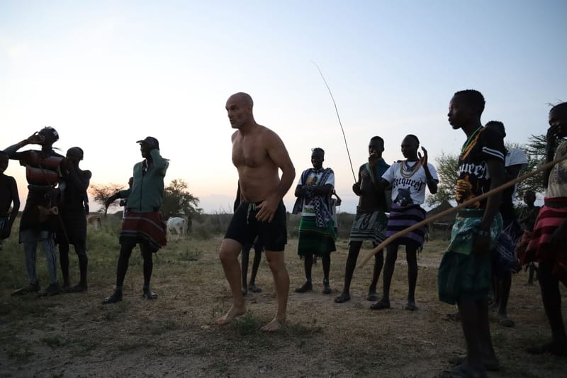 La nueva producción de Ed Stafford: Rituales del Mundo se estrena el 4 de mayo en Discovery y HBO Max