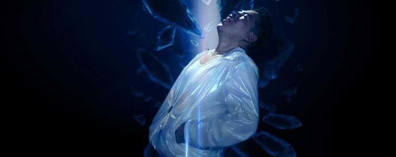 Alejandro Londoño transforma la nostalgia en cine musical con el lanzamiento del videoclip de “Lejos”