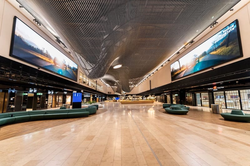 Pantallas de formato gigante y seguridad térmica: aeropuerto de Frankfurt adopta tecnología LED a prueba de incendios.