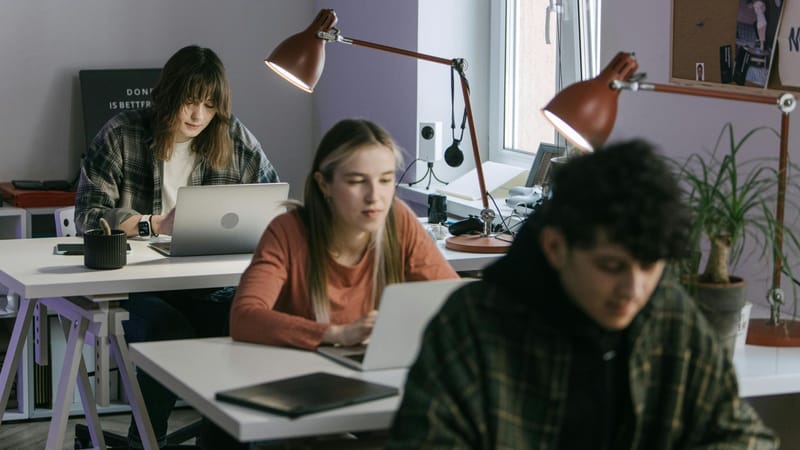 Ley 40 Horas: empresas chilenas ajustan sus contratos solo cuando la reducción se vuelve obligatoria